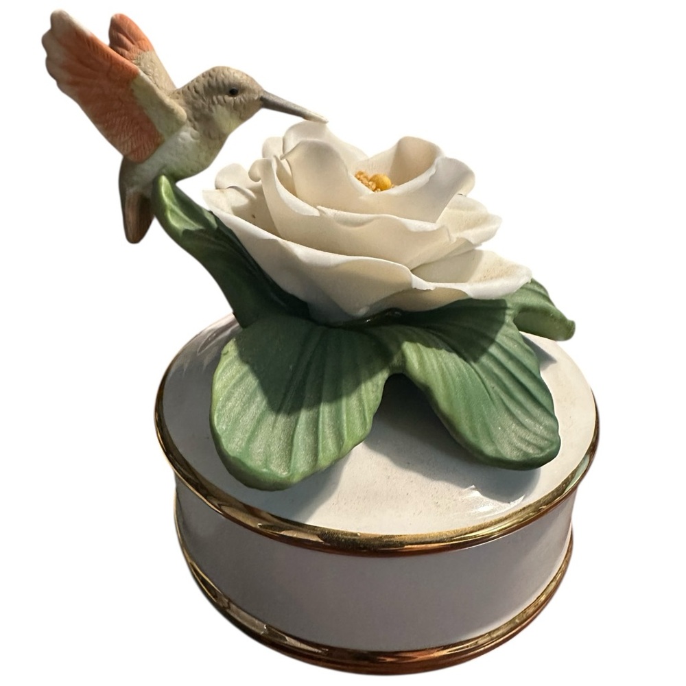 VTG Teleflora porcelain music box w/ a hummingbird & white gardenia flower.